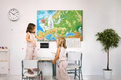 Pinnwand mit Weltkarte für Geografie