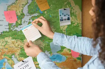 Pinnwand mit Weltkarte für Geografie