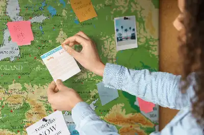 Pinnwand mit Weltkarte für Geografie