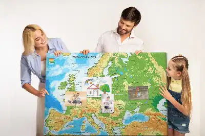 Pinnwand mit Weltkarte für Geografie