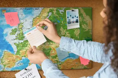 Pinnwand mit Weltkarte für Geografie