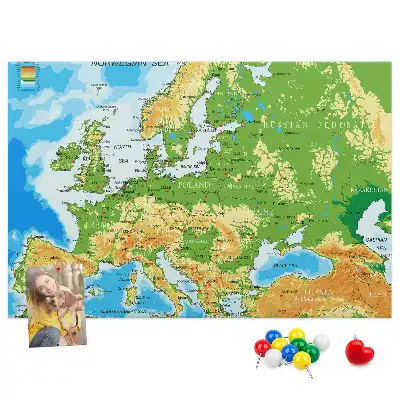 Pinnwand mit Weltkarte für Geografie