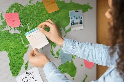 Korkpinnwand mit Weltkarten Motiv in Grasoptik