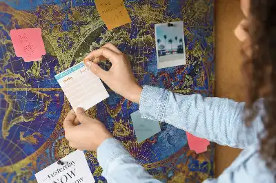 Bilder-Korktafel mit Atlaskarte
