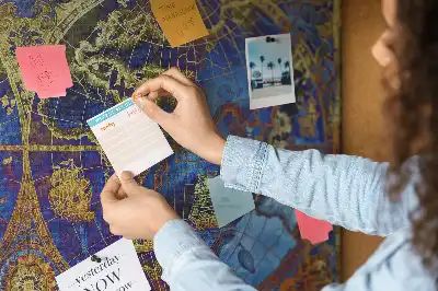 Bilder-Korktafel mit Atlaskarte