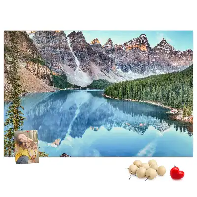 Bedruckte Korkplatte Felsige Berglandschaft