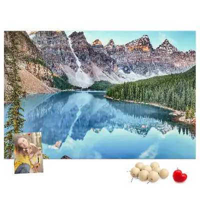 Bedruckte Korkplatte Felsige Berglandschaft
