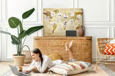 Historische Korktafel mit Weltkarten-Motiv im Retro-Stil