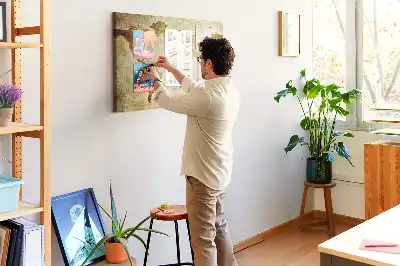Historische Korktafel mit Weltkarten-Motiv im Retro-Stil