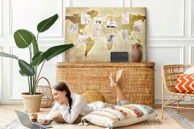 Historische Korktafel mit Weltkarten-Motiv im Retro-Stil