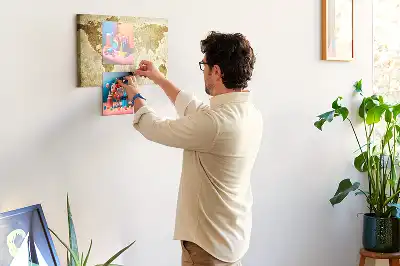 Historische Korktafel mit Weltkarten-Motiv im Retro-Stil