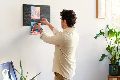 Korktafel mit Motiv Dunkle Ziegelwand