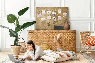 Bedruckte Weltkarte auf Korkplatte im Vintage-Stil