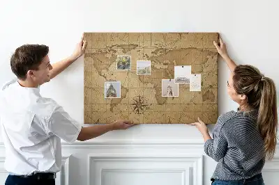 Bedruckte Weltkarte auf Korkplatte im Vintage-Stil