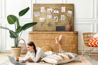 Bedruckte Weltkarte auf Korkplatte im Vintage-Stil