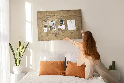 Bedruckte Weltkarte auf Korkplatte im Vintage-Stil