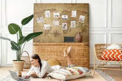 Bedruckte Weltkarte auf Korkplatte im Vintage-Stil