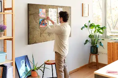 Bedruckte Weltkarte auf Korkplatte im Vintage-Stil