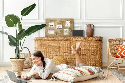 Bedruckte Weltkarte auf Korkplatte im Vintage-Stil