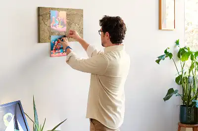 Bedruckte Weltkarte auf Korkplatte im Vintage-Stil
