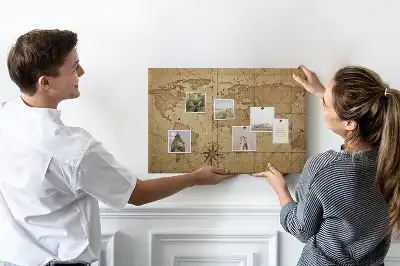 Bedruckte Weltkarte auf Korkplatte im Vintage-Stil