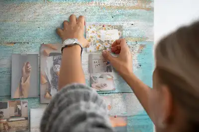 Bedruckte Korkplatte mit blauem Bretter-Motiv