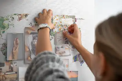 Kork-Pinnwand mit schematischer Weltkarte