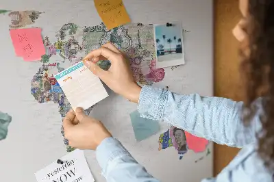 Kork-Pinnwand mit schematischer Weltkarte