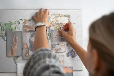 Kork-Pinnwand mit schematischer Weltkarte