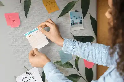 Bedruckte Korkplatte mit Blättermotiv