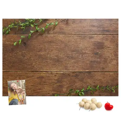 Korktafel im rustikalen Holzdesign