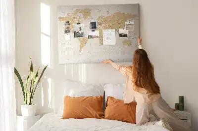 Bilder-Korktafel mit politischer Weltkarte