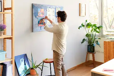 Pinnwand mit politischer Weltkarte zur Aufteilung der Kontinente