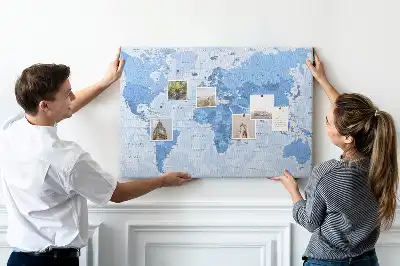Pinnwand mit politischer Weltkarte zur Aufteilung der Kontinente