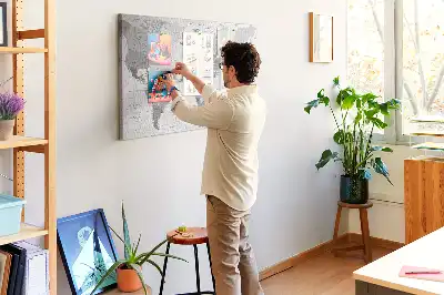 Pinnwand aus Kork mit politischer Weltkarte für Schulen