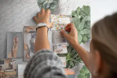 Dekorative Pinnwand aus Kork mit Pflanzenmotiv
