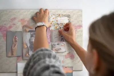 Korkpinnwand mit Pastellgemälde-Design und Fleckenoptik