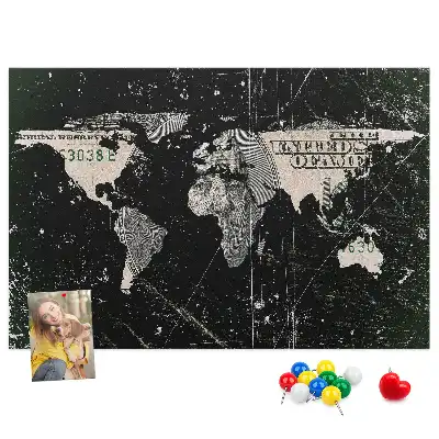 Pinnwand in Weltkarten-Optik mit Dollar-Motiv