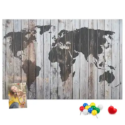 Bedruckte Weltkarte auf Korkplatte