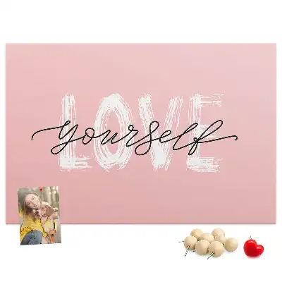 Kork-Pinnwand mit Selbstliebe-Motiv