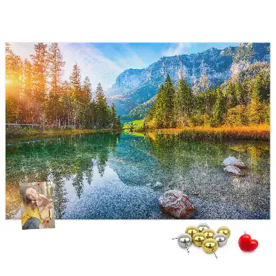 Bilder-Korktafel mit Fluss, Bergen und Landschaftsmotiv