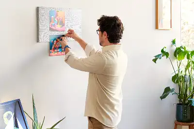 Bedruckte Korkplatte mit abstrakten Linien
