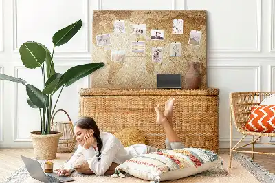 Kork-Pinnwand mit Weltkarten-Motiv im Vintage-Stil