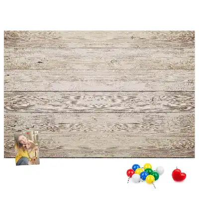 Pinnwand aus Holzpaneelen