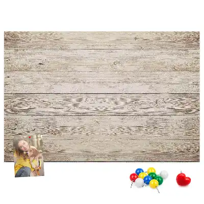 Pinnwand aus Holzpaneelen