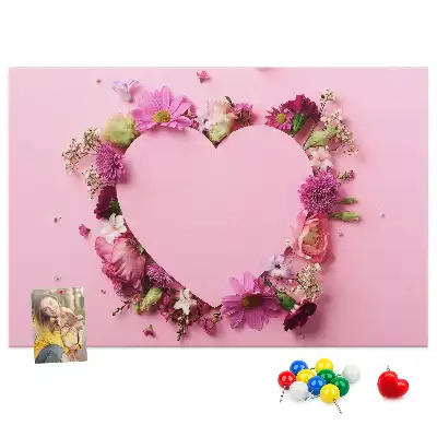 Korkpinnwand mit Blumenherz-Motiv