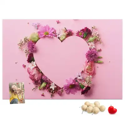 Korkpinnwand mit Blumenherz-Motiv