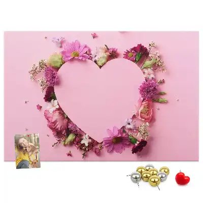 Korkpinnwand mit Blumenherz-Motiv