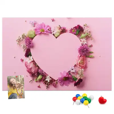 Korkpinnwand mit Blumenherz-Motiv