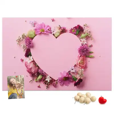 Korkpinnwand mit Blumenherz-Motiv